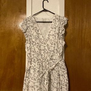 Beautiful day dress black and white two pockets and belt.